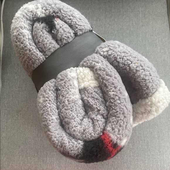 Eddie Bauer Ultra-Plush Sherpa Throw - Gray & white black Labrador. Matted - Picture 3 of 10